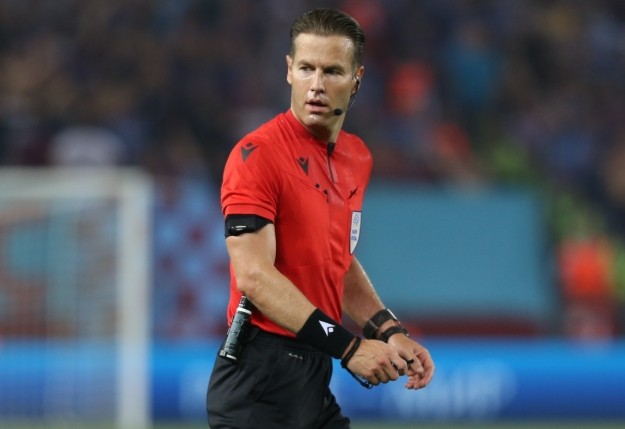  焦点之战裁判揭晓；梅凯利领衔荷兰团队；枪手主场能否逆转药厂。 体育新闻 焦点之战裁判揭晓；梅凯利领衔荷兰团队；枪手主场能否逆转药厂。 体育新闻