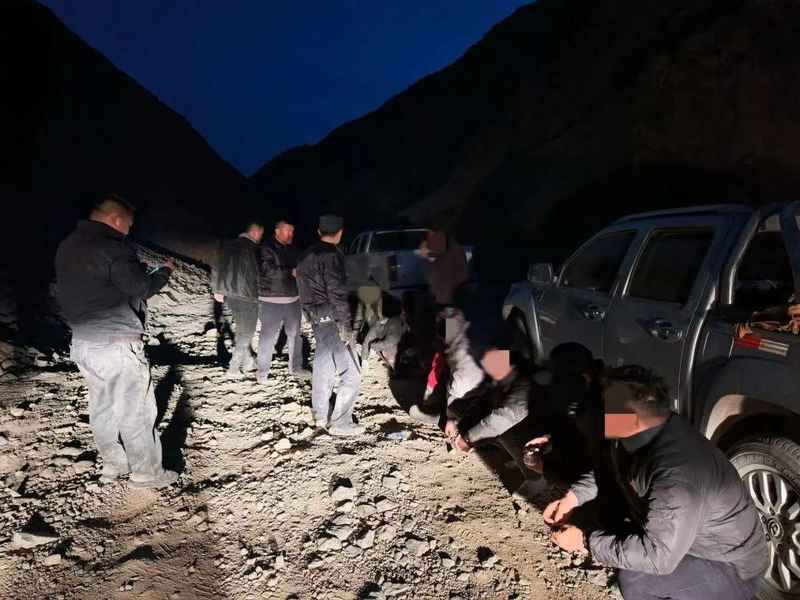  高原矿区风云突变，海西公安雷霆出击；6处窝点被端，122名涉案者落网。 新闻