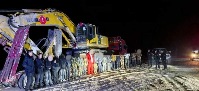  高原矿区风云突变，海西公安雷霆出击；6处窝点被端，122名涉案者落网。 新闻