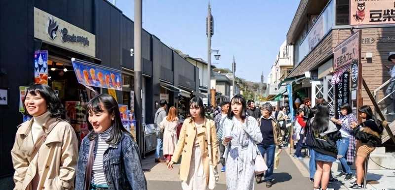  昔日繁华背后的寒冬启示：从游客流失看单一市场依赖的经济脆弱性。 新闻