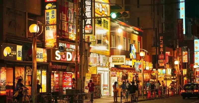  昔日繁华背后的寒冬启示：从游客流失看单一市场依赖的经济脆弱性。 新闻