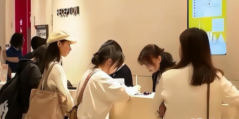  昔日繁华背后的寒冬启示：从游客流失看单一市场依赖的经济脆弱性。 新闻