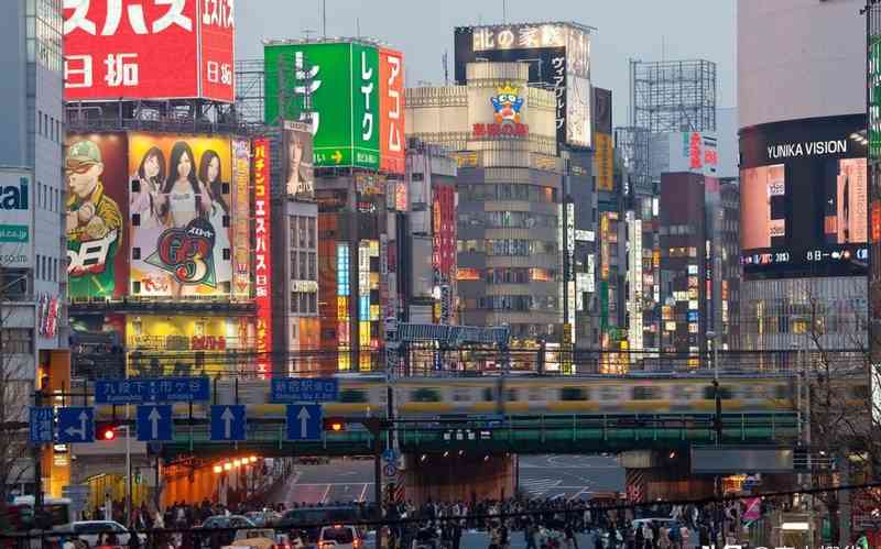  昔日繁华背后的寒冬启示：从游客流失看单一市场依赖的经济脆弱性。 新闻