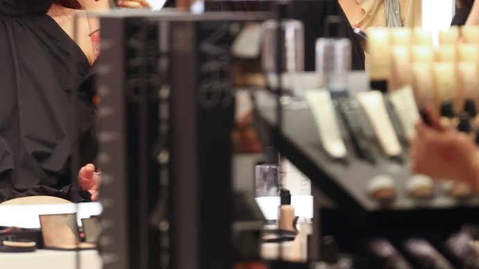  【深度复盘】地缘冲突下的铝业供需重构：从2021能源危机到中东断供冲击的定价逻辑推演 股票财经