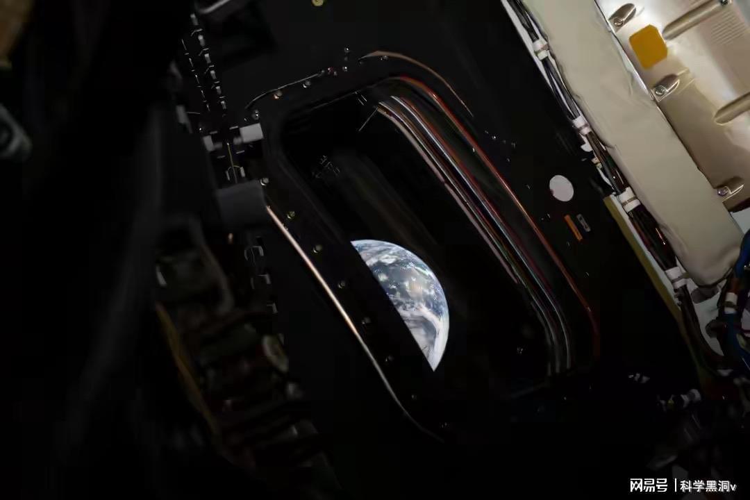  亲眼见证的震撼：一位女航天员望向月背时，究竟看到了什么 新闻