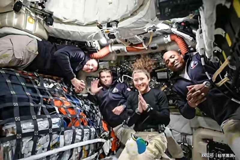  亲眼见证的震撼：一位女航天员望向月背时，究竟看到了什么 新闻