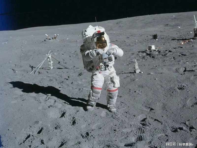  亲眼见证的震撼：一位女航天员望向月背时，究竟看到了什么 新闻